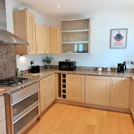 2 Bedroom, 2 Bathroom Apartment With Free Parking In A Great Location 剑桥 外观 照片