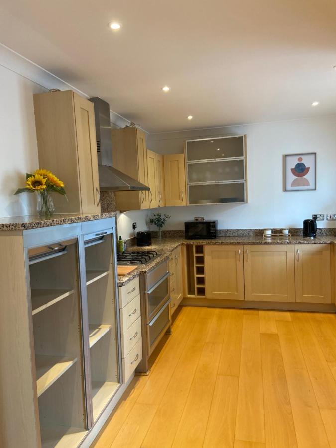 2 Bedroom, 2 Bathroom Apartment With Free Parking In A Great Location 剑桥 外观 照片