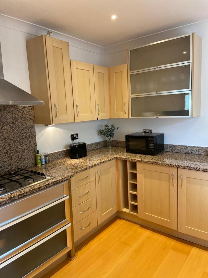 2 Bedroom, 2 Bathroom Apartment With Free Parking In A Great Location 剑桥 外观 照片
