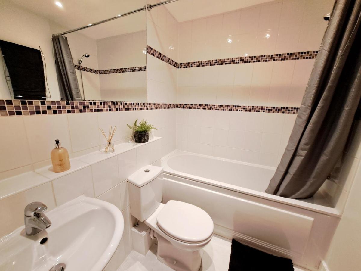 2 Bedroom, 2 Bathroom Apartment With Free Parking In A Great Location 剑桥 外观 照片